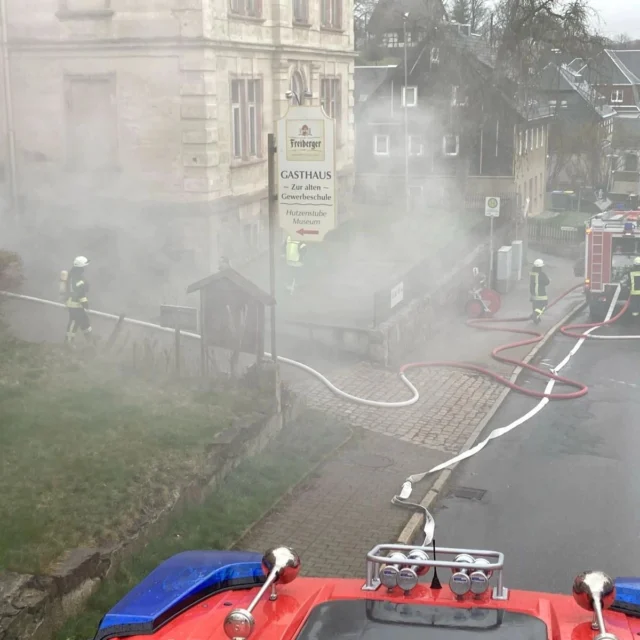 🌫️🚒 Im Rahmen einer Übung der @feuerwehr_gruenhainichen und Waldkirchen haben wir eine Brandsimulation durchgeführt. Es ist für die Einsatzkräfte wichtig unter realistischen Bedingungen zu trainieren um im Ernstfall schnell und sicher Helfen zu können 👨🏻‍🚒
#feuerwehr #feuerwehrgrünhainichen #brandsimulation #feuerwehrübung #grünhainichen #pyro #pyrotechnik #rauchtopf #stroboskop #nishiki #feuerwerkkaufen #pyroshow #pyroshop #feuerwerkbestellen #feuerwerkshop #feuerwerkstradition #feuerwerkland #deinfeuerwerkshop