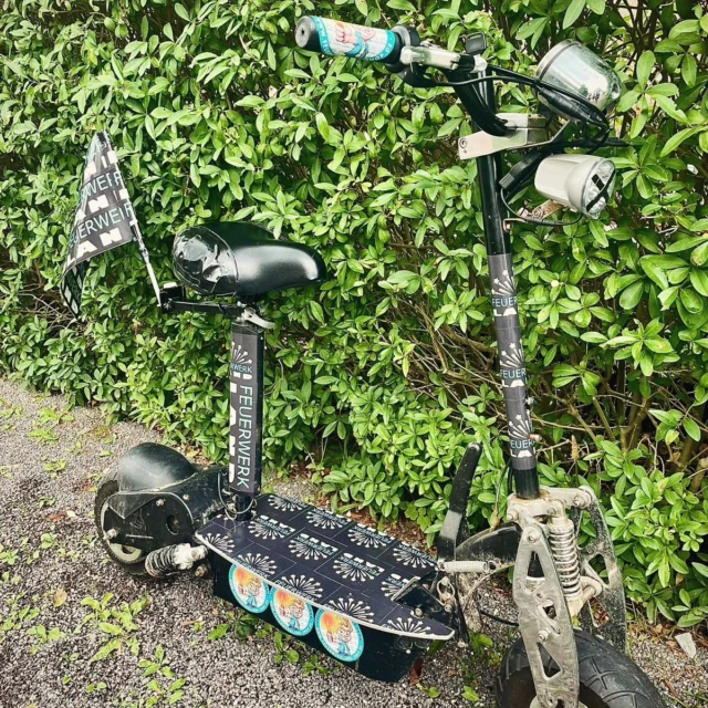 Cooler Feuerwerkland Roller 🛴💥😎
#feuerwerk #pyrotechnik #roller #pyroroller #pyro #pyros #pyrojunge #ganzjahrespyro #ganzjahresfeuerwerk #feuerwerkskörper #feuerwerkstradition #feuerwerkneuheiten #feuerwerkfotografie #rollerderzukunft #aufkleber #aufkleberkunst #feuerwerkdasganzejahr #pyroforlife #pyroausstattung #pyrocommunity #pyrospecials #feuerwerkshow #feuerwerkbuchen #feuerwerkkaufen #feuerwerkland #deinfeuerwerkshop