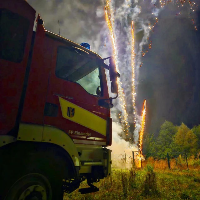 Sicherheit geht vor 😁🚒🎆
#feuerwehr #feuerwerk #absicherung #pyrotechnik #feuerwehrfest #feuerwehreinsiedeln #pyrojunge #pyroabend #pyroshow #pyrocommunity #feuerwerkstradition #feuerwerkskörper #einsiedel #feuerwerkevent #feuerwerksversand #feuerwerksverkauf #feuerwerkbuchen #feuerwerkbestellen #feuerwerkshop #feuerwerkkaufen #feuerwerkland #deinfeuerwerkshop