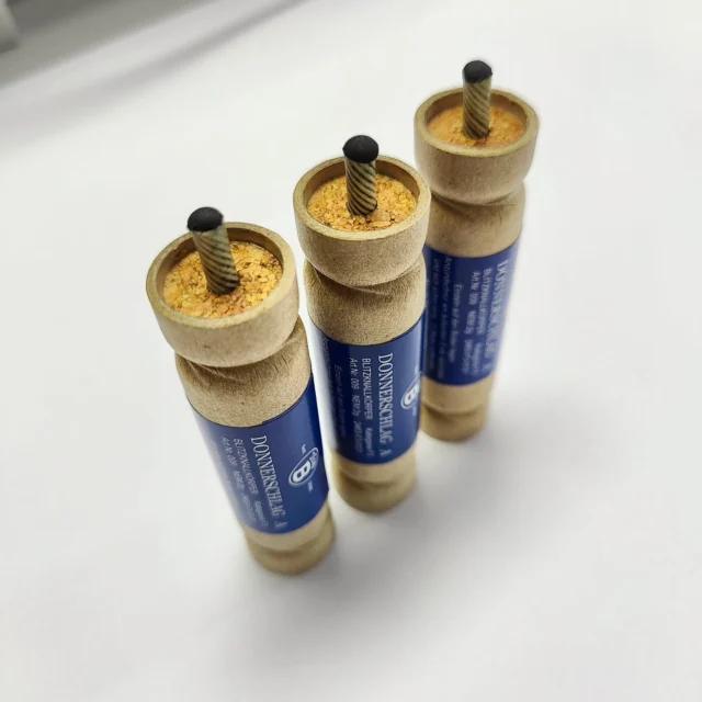 Echte Deutsche Handarbeit! Wunderschön gewürgte Blitzknaller mit starrer Anzündschnur und Korkverschluss. Satter dumpfer Knall! Einfach Leckerbissen 💣😋

JGWB Donnerschlag A 2g Blitzknall in F3

#feuerwerk #pyrotechnik #jgwb #donnerschlag #blitzknall #knaller #sollichjetztdenknallerzünden #pyro #pyros #pyroforlife #pyrojunge #hergestelltindeutschland #pyroextrem #pyrostimmung #pyrolove #instapyro #feuerwerkskörper #feuerwerkstradition #feuerwerksverkauf #feuerwerkbuchen #feuerwerkshow #feuerwerkonlineshop #feuerwerkdasganzejahr #feuerwerkbestellen #feuerwerkkaufen #feuerwerkland #deinfeuerwerkshop