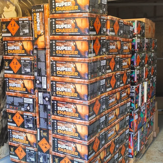 Dick gefüllter Verbund mit 170 Schüssen! Diese Box kombiniert goldene Willows mit Stroboskop-Effekten und titangoldenen Kokosnüssen, die die Luft in verschiedenen Farben füllen. Der Höhepunkt? Ein atemberaubendes und knallendes Finale! 

#feuerwerk #pyrotechnik #lesli #supercharger #leslifeuerwerk #feuerwerkskörper #pyro #pyros #pyrojunge #pyroextrem #pyroausstattung #pyrostimmung #pyroshop #pyroshow #pyrocommunity #feuerwerkstradition #feuerwerkzünden #instapyro #silvesterfeuerwerk #feuerwerkneuheiten #feuerwerksverkauf #feuerwerkbuchen #feuerwerkshow #feuerwerkshop #feuerwerkkaufen #feuerwerkbestellen #feuerwerkland #deinfeuerwerkshop