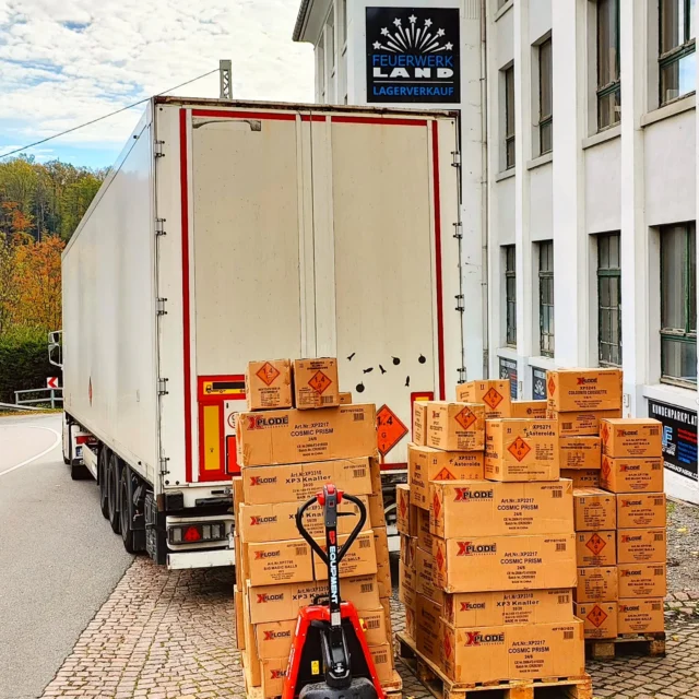 Die letzten Lieferung für dieses Jahr treffen ein 🚛📦💣
Im Feuerwerkland Onlineshop könnt ihr noch bis zum 07.12.2025 für Silvester bestellen! Der Ladenverkauf in Grünhainichen ist noch bis zum 13.12.2025 geöffnet. Danach öffnen wir erst zum allgemeinen Feuerwerksverkauf am 29.12.2025 wieder 🎆
Viel Vorfreude und Pyrospaß 😊🚀

#feuerwerk #pyrotechnik #feuerwerksverkauf #feuerwerkskörper #feuerwerksversand #pyro #pyros #pyrojunge #pyroausstattung #pyroshop #pyrocommunity #instapyro #verbundfeuerwerk #leuchtfeuerwerk #funke #argento #leslifeuerwerk #knallerbsen #pyrostimmung #feuerwerkstradition #feuerwerkladen #batteriefeuerwerk #knaller #silvesterraketen #fontain #feuerwerkbuchen #feuerwerkkaufen #feuerwerkland #deinfeuerwerkshop