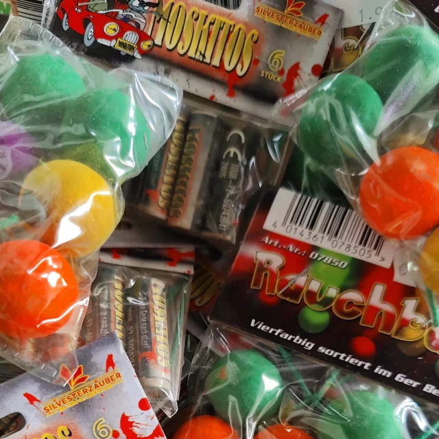 Wir machen Inventur📋 Wir öffnen unseren Onlineshop am 01.02.2026 wieder🕺🏻 Dann könnt ihr das ganze Jahr über Feuerwerk, Pyrotechnik, Partyartikel und Räucherkerzen im Feuerwerkland bestellen! 💣🚀🎉☃️
Unser Ladenverkauf in Grünhainichen öffnet am 06.02.2026 💈
In dringenden Fällen könnt ihr uns gerne kontaktieren und einen Termin ausmachen 💣😊
#feuerwerk #pyrotechnik #partyartikel #bestellen #inventur #silvester2025 #feuerwerkfürimmer #wirgebennichtauf #pyrocommunity  #feuerwerkdasganzejahr #ganzjahrespyro #lebensfreudebewaren #blackboxx #fireevent #funke #funkefirewerki #funkeböller #jorge #keller #lesli #nico #weco #xplode #pyrocentury #gaoo #zena #feuerwerkland #feuerwerkonlineshop #deinfeuerwerkshop