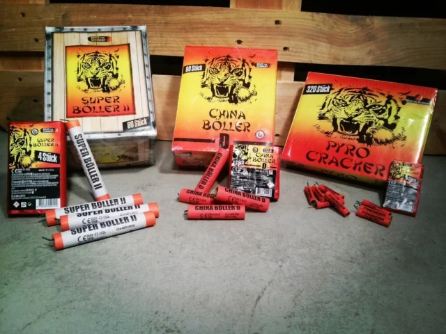 Wer gute und preisgünstige China-Böller sucht, ist mit den Sortiment von Lesli Silvesterzauber bestens bedient! Gute Verarbeitung und lauter als die anderen Ton-Böller! Weiße Super Böller II mit roten Ringen sehr ansprechendes Design!
#böller #silvesterböller #feuerwerkstradition #feuerwerkland #deinfeuerwerkshop