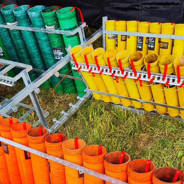 Wer spielt auch gerne mit Murmeln? 🪩🫪
#großfeuerwerk #pyrotechnik #höhenfeuerwerk #feuerwerkland #deinfeuerwerkshop